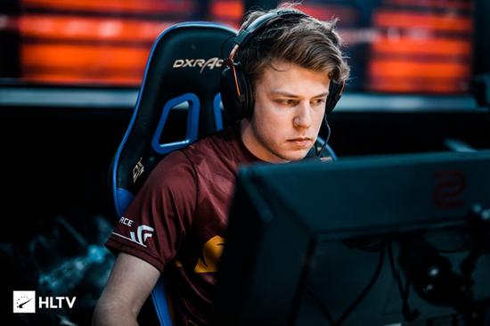 LPL 英语评论员 Kitty 分享等级形象：单人和二人组合31胜18负大师