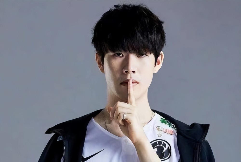 今日凌晨的2023LEC冬季赛决赛中，G2以3-0横扫MAD拿下冠军 这也是中单选手Caps拿到的第八个欧洲联赛冠军