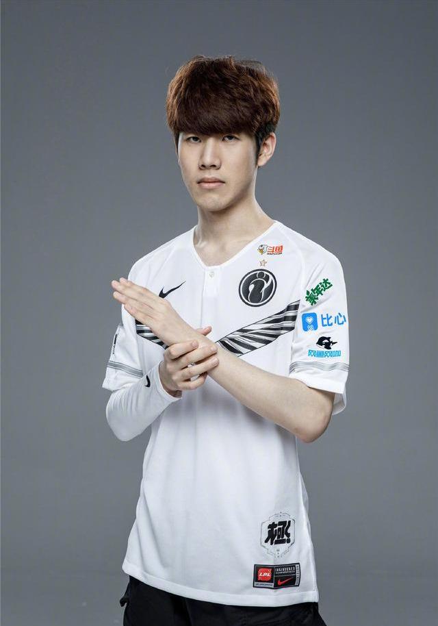 LPL女主持人希然晒照：一会赛前发布会见勒